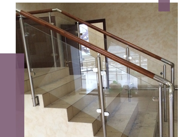 Комбинированные перила из металла и дерева в Тольятти