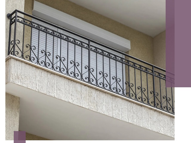 Балконные ограждения из металла и стекла в Тольятти для домов